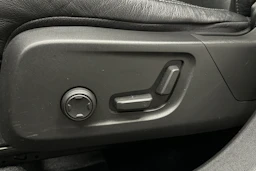 musta Volvo XC40 2023 kuva 15.