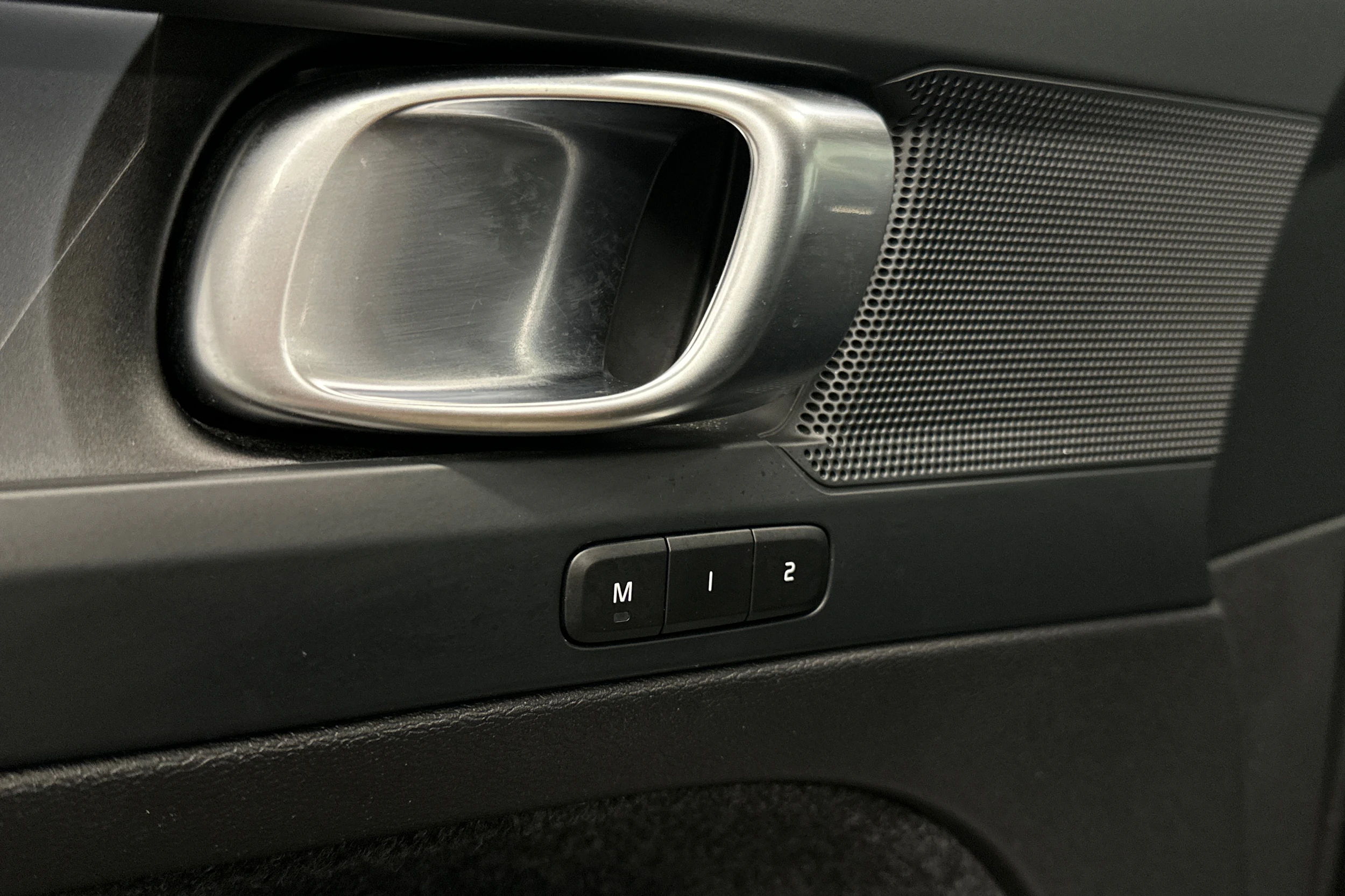 musta Volvo XC40 2023 kuva 16.