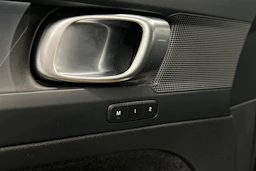 musta Volvo XC40 2023 kuva 16.