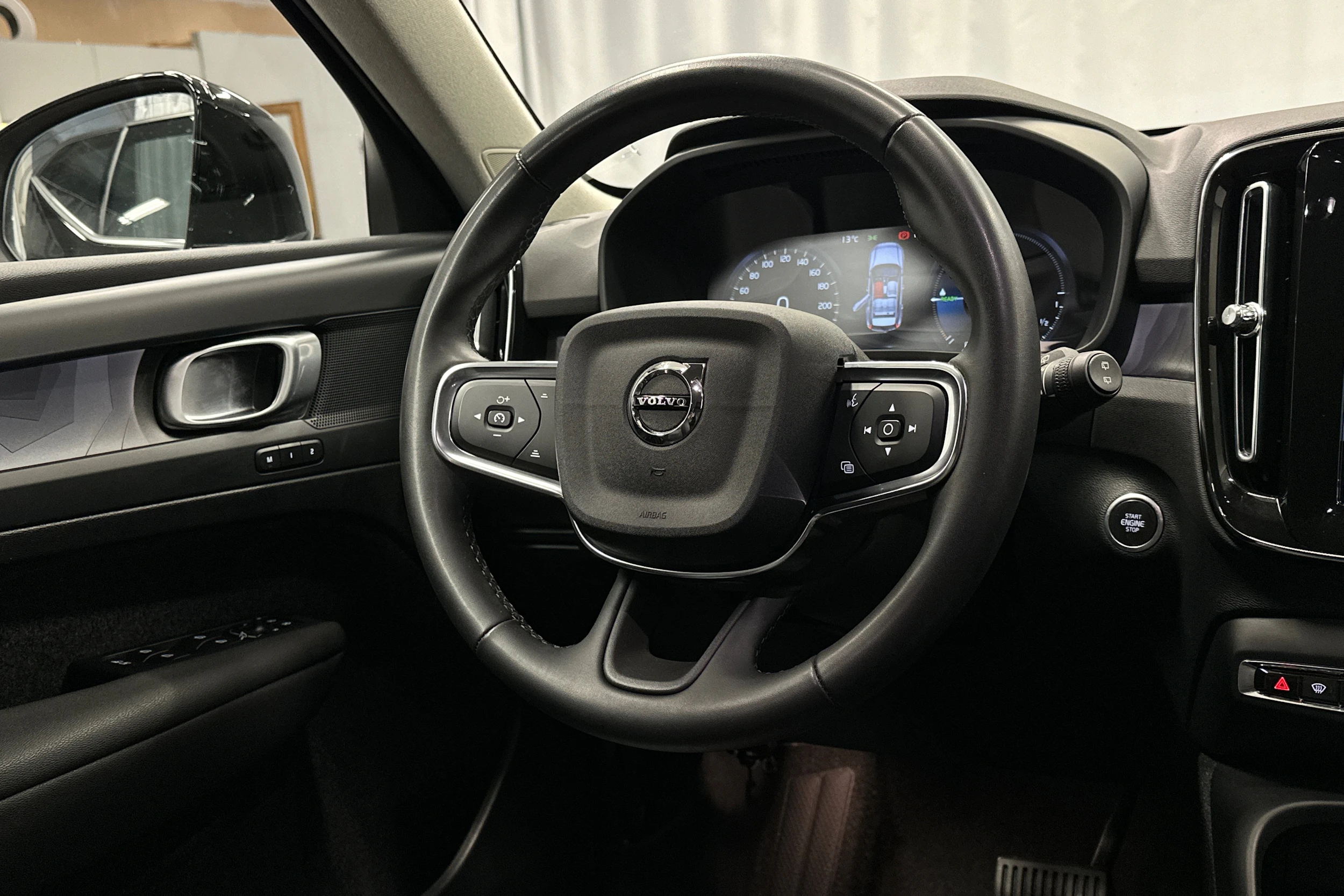 musta Volvo XC40 2023 kuva 17.
