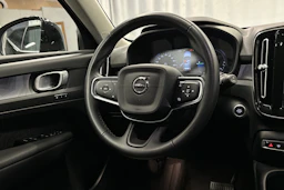 musta Volvo XC40 2023 kuva 17.