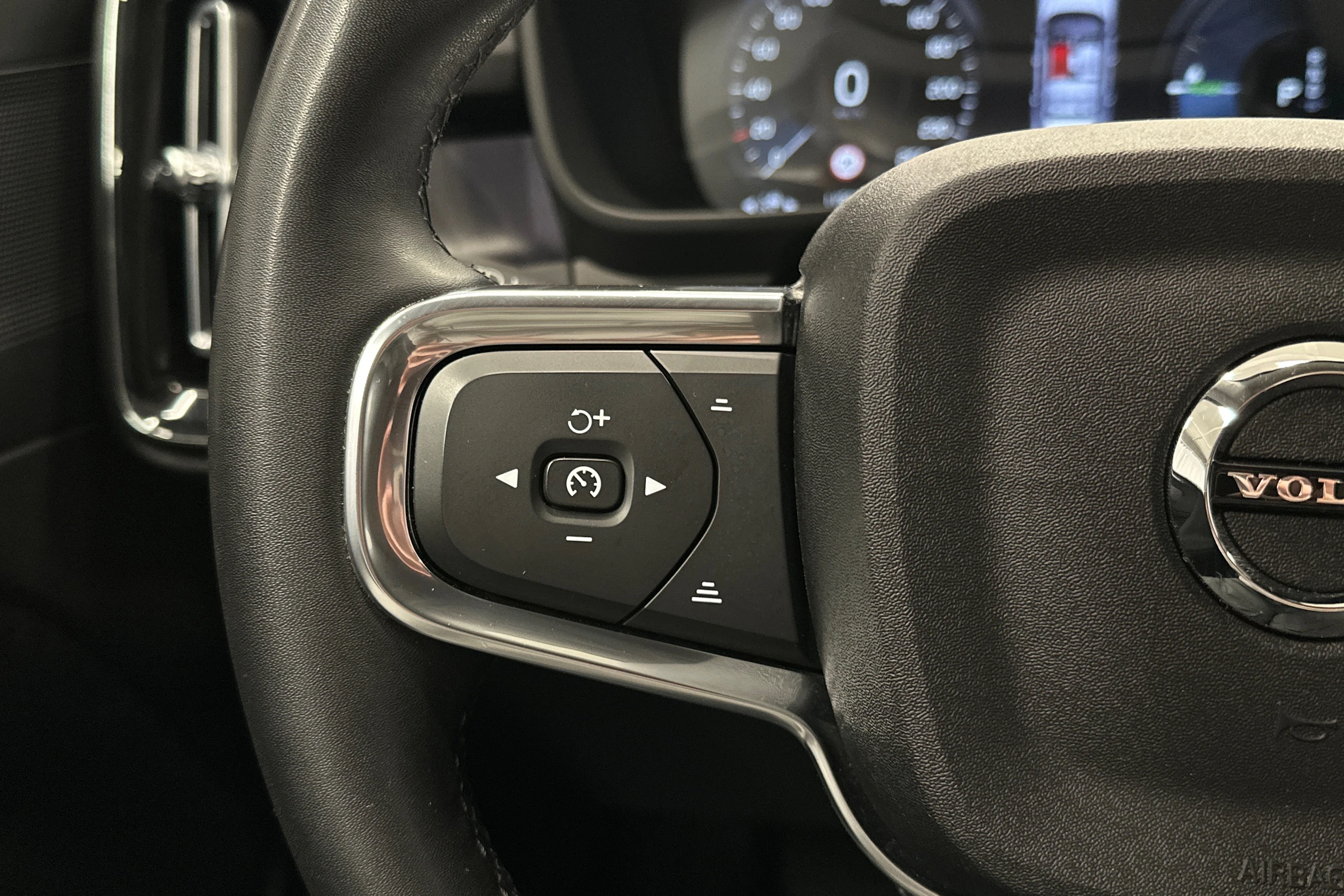 musta Volvo XC40 2023 kuva 18.