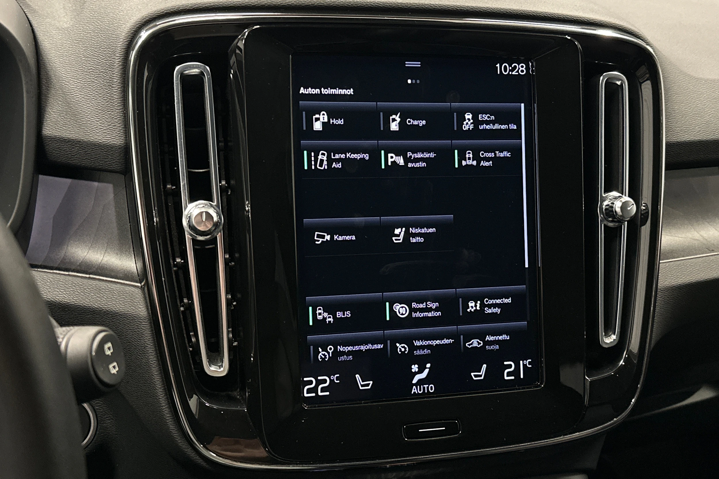 musta Volvo XC40 2023 kuva 22.