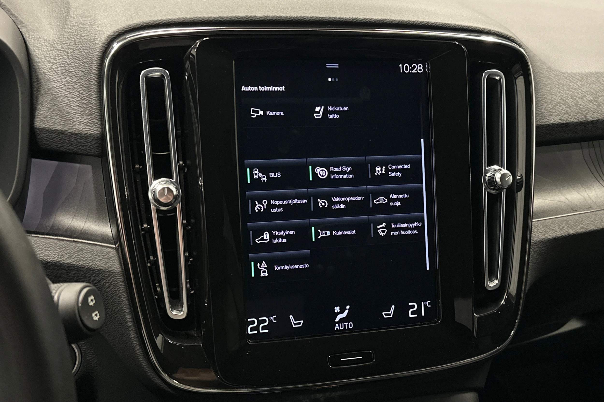 musta Volvo XC40 2023 kuva 23.