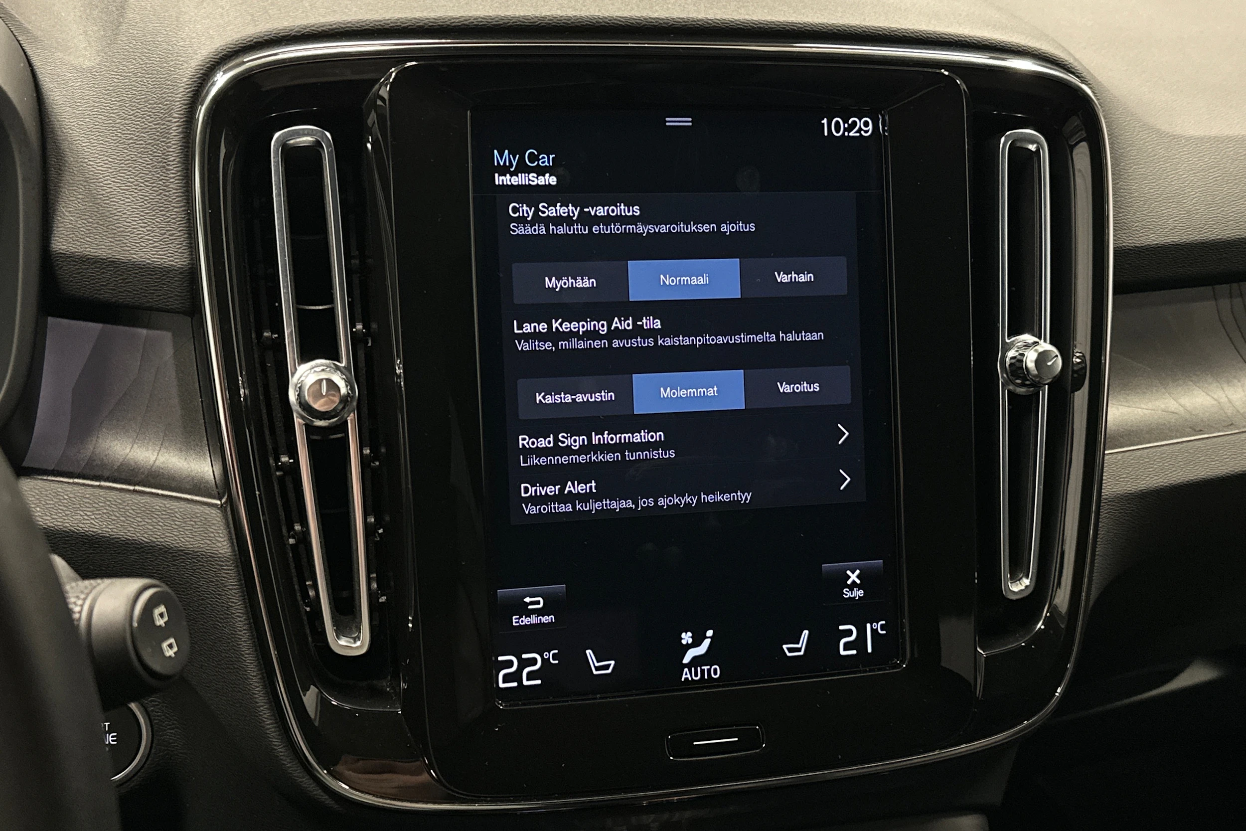 musta Volvo XC40 2023 kuva 24.