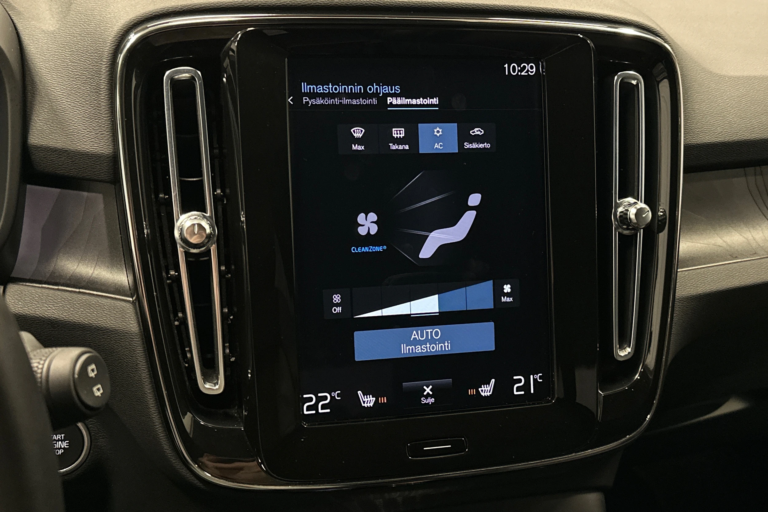 musta Volvo XC40 2023 kuva 26.