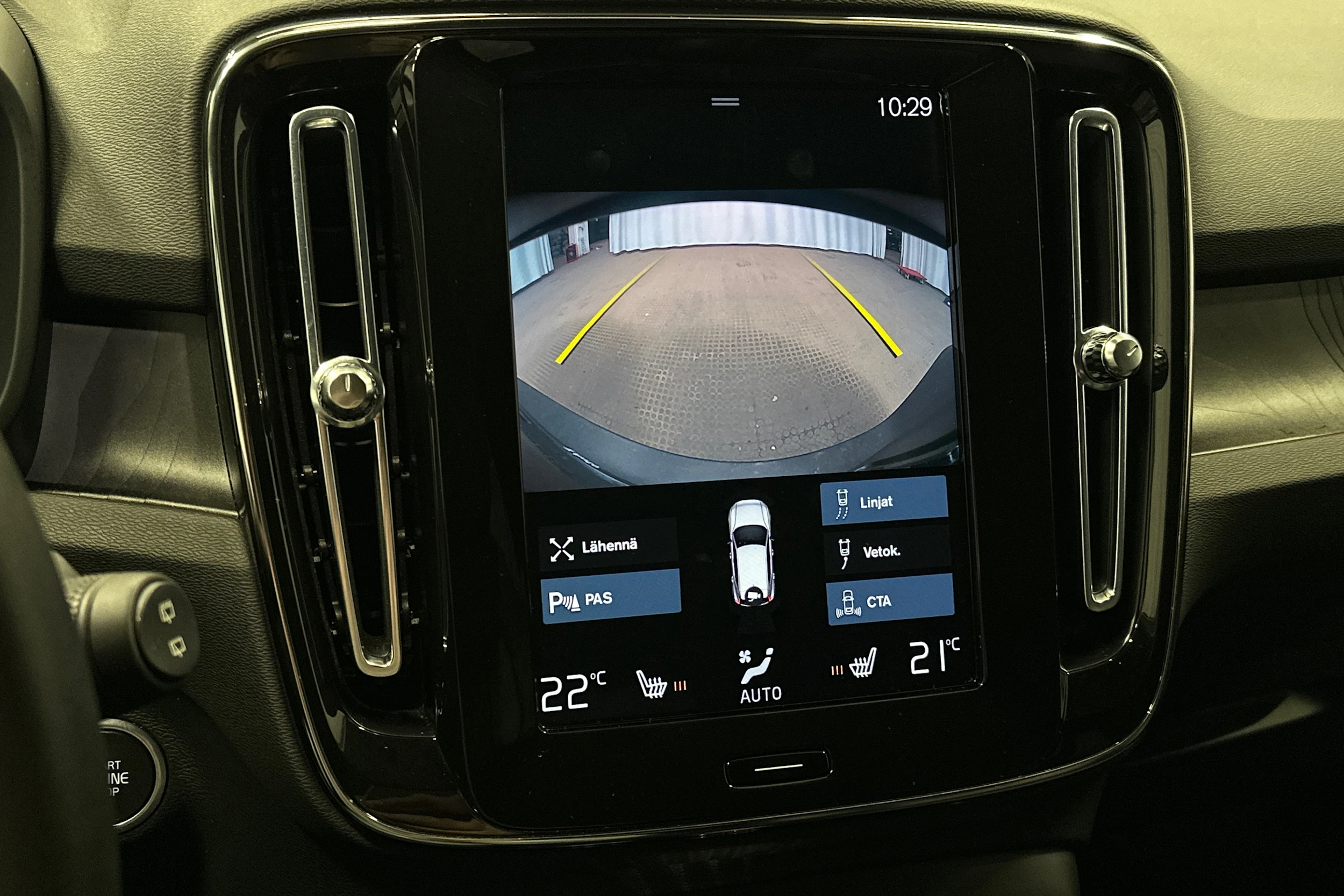 musta Volvo XC40 2023 kuva 28.