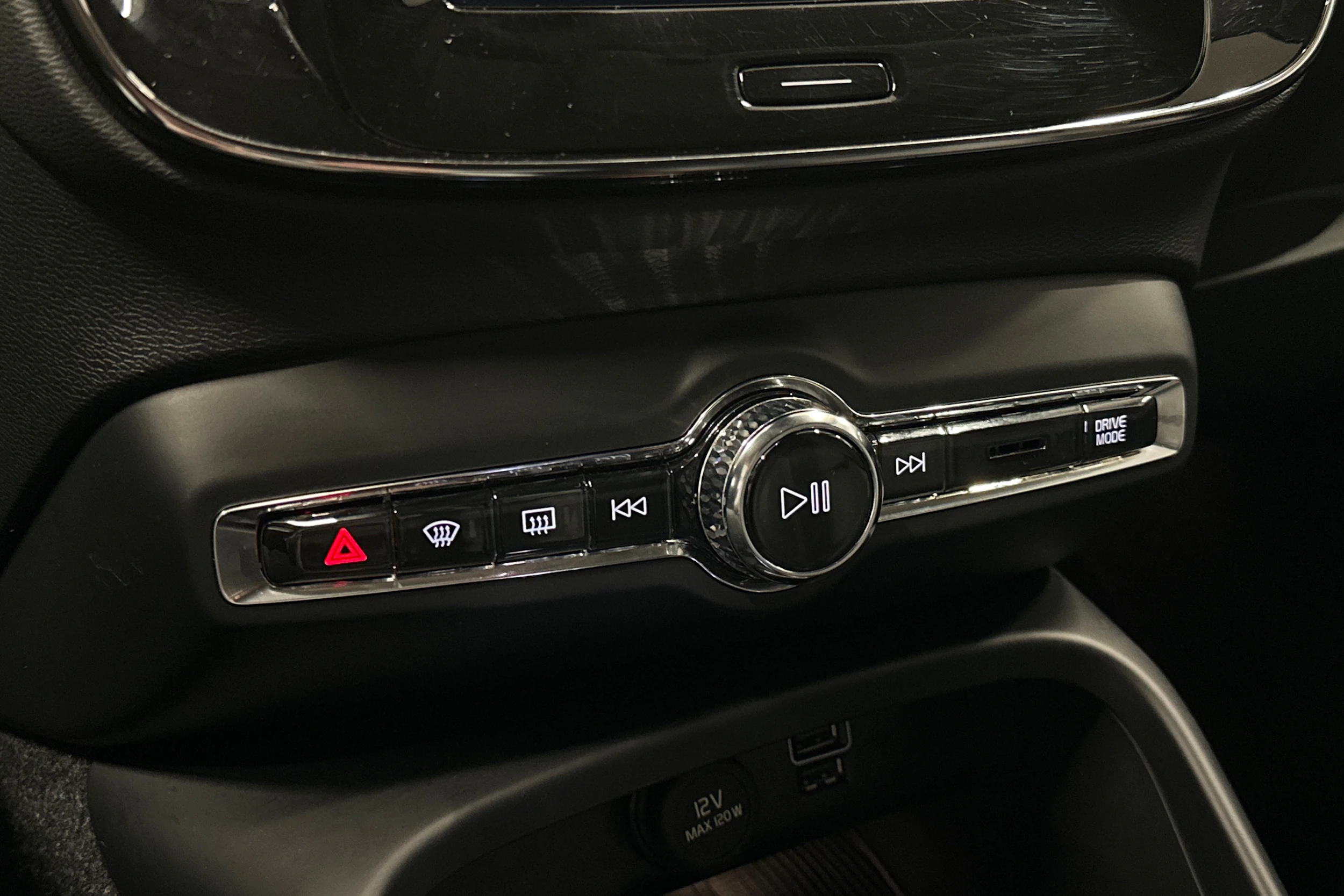 musta Volvo XC40 2023 kuva 29.