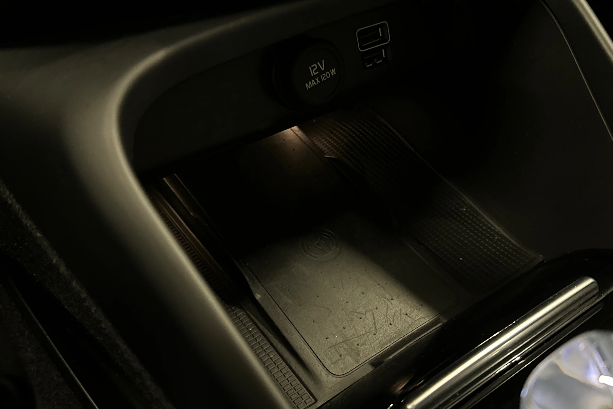 musta Volvo XC40 2023 kuva 30.