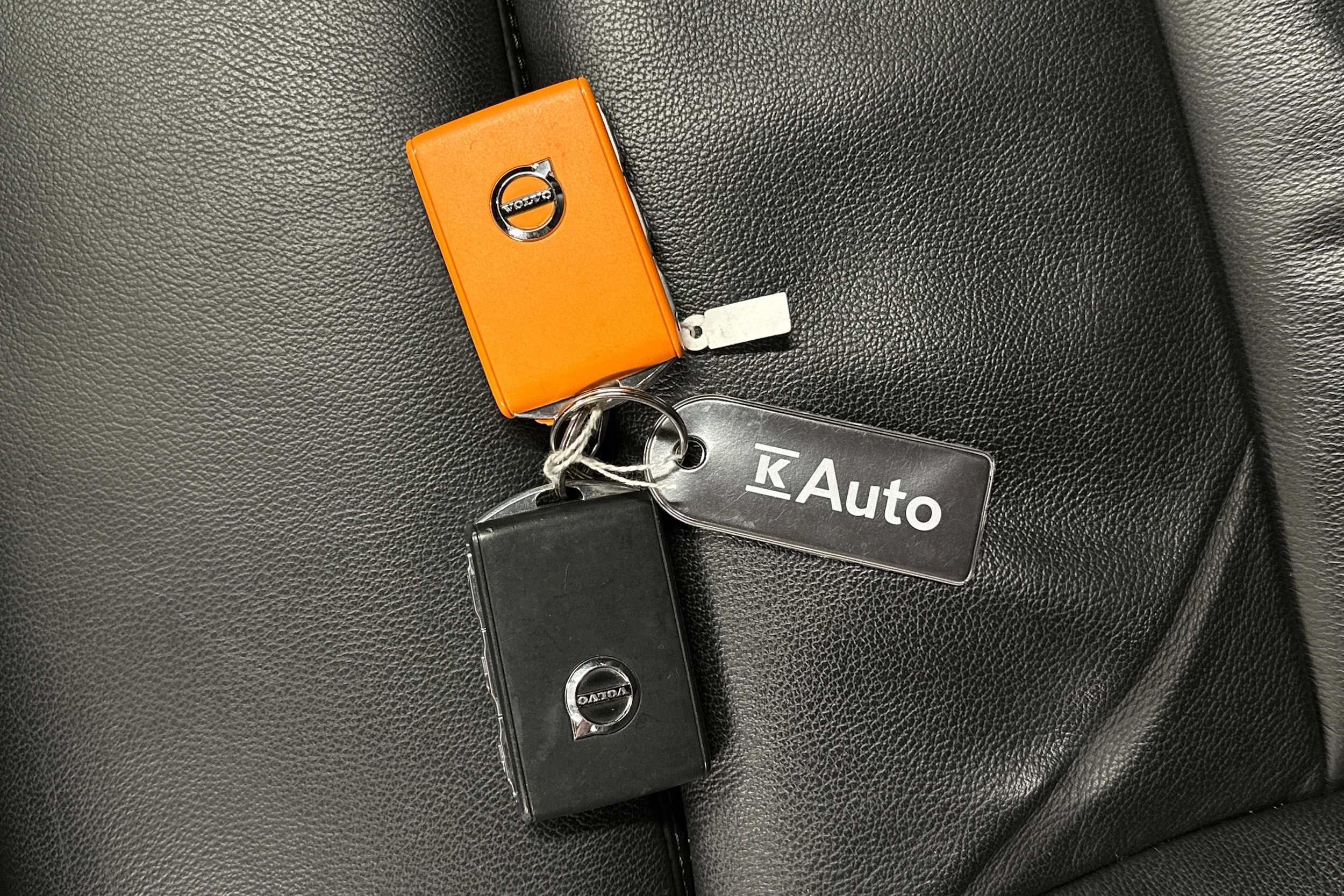 musta Volvo XC40 2023 kuva 32.