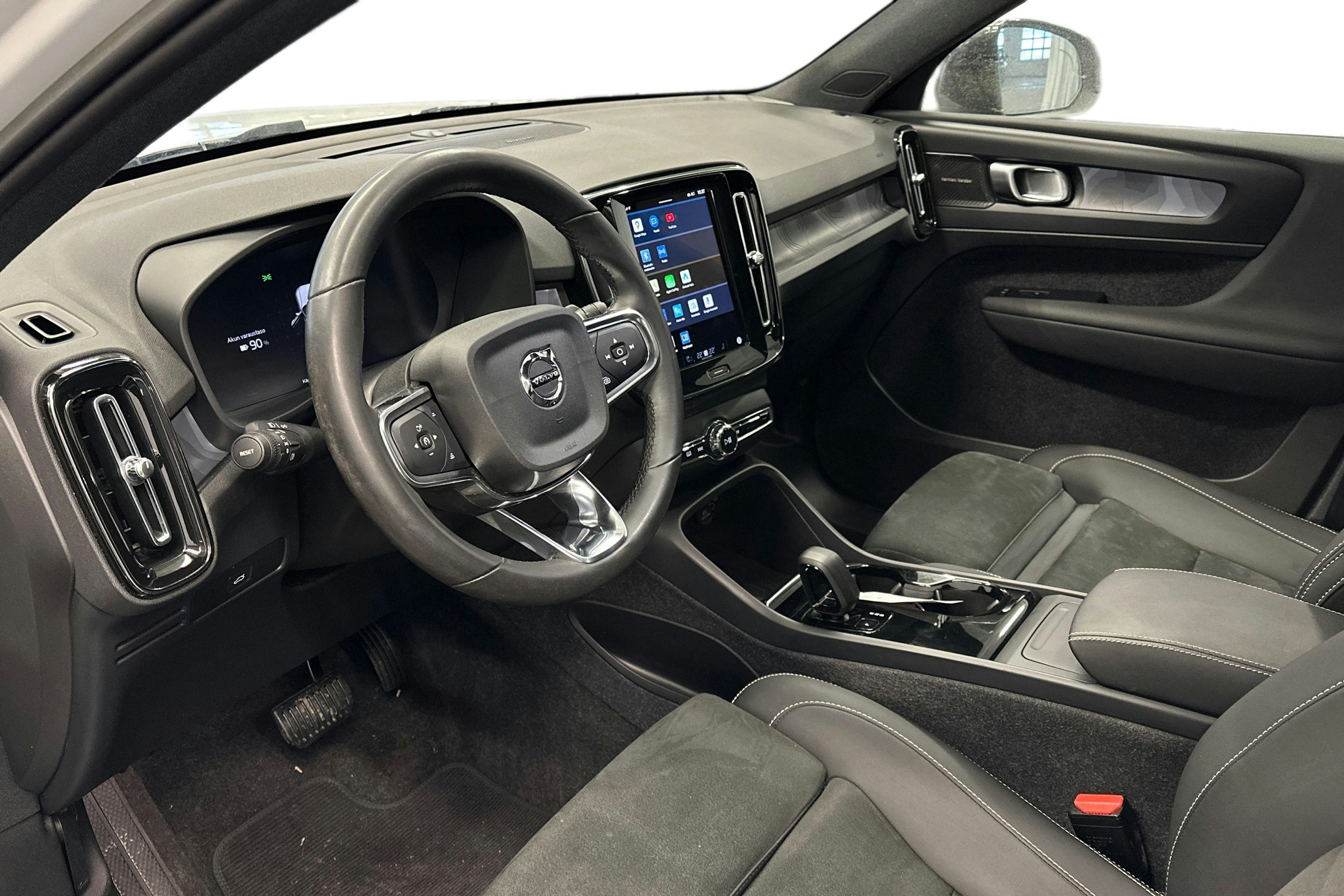 valkoinen Volvo XC40 2023 kuva 3.