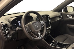 valkoinen Volvo XC40 2023 kuva 3.