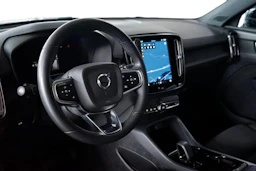 musta Volvo XC40 2023 kuva 3.