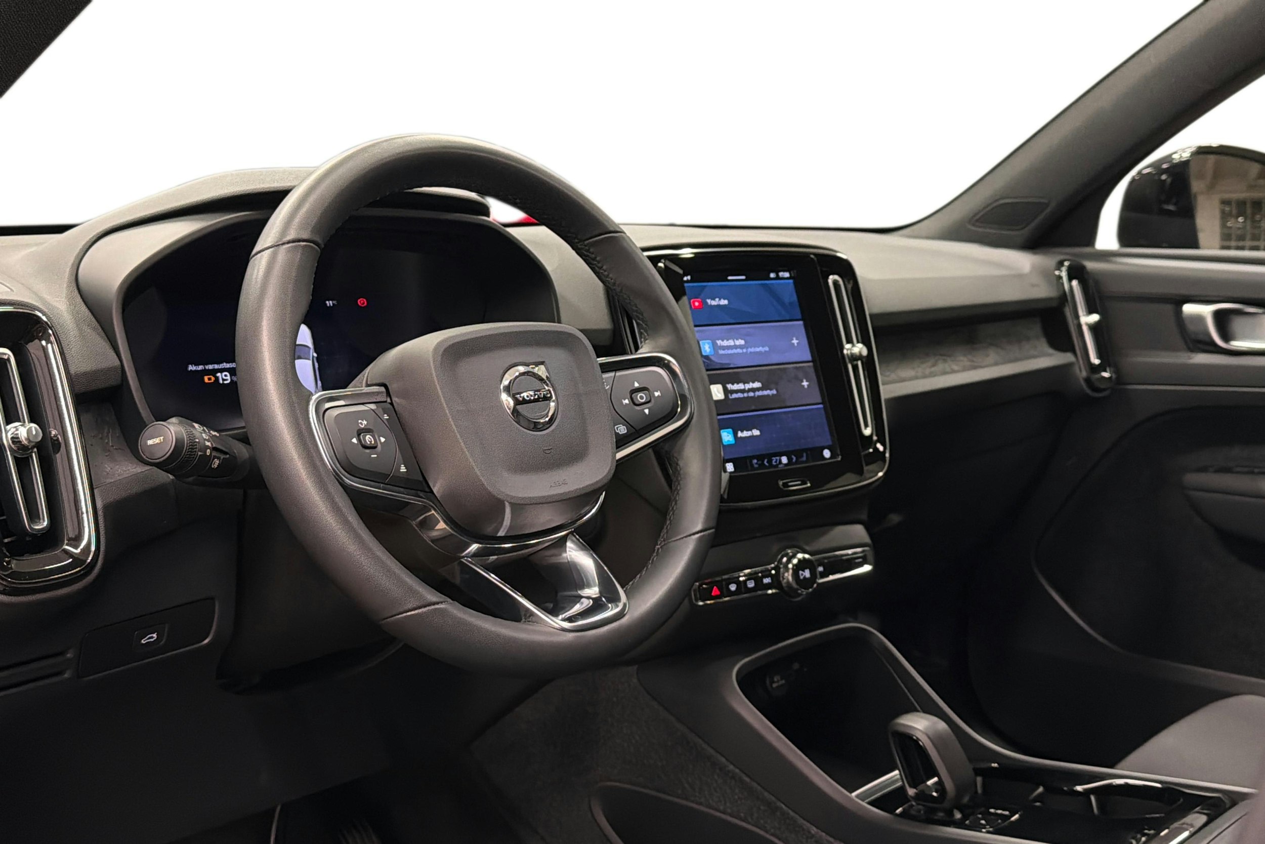 musta Volvo XC40 2023 kuva 3.