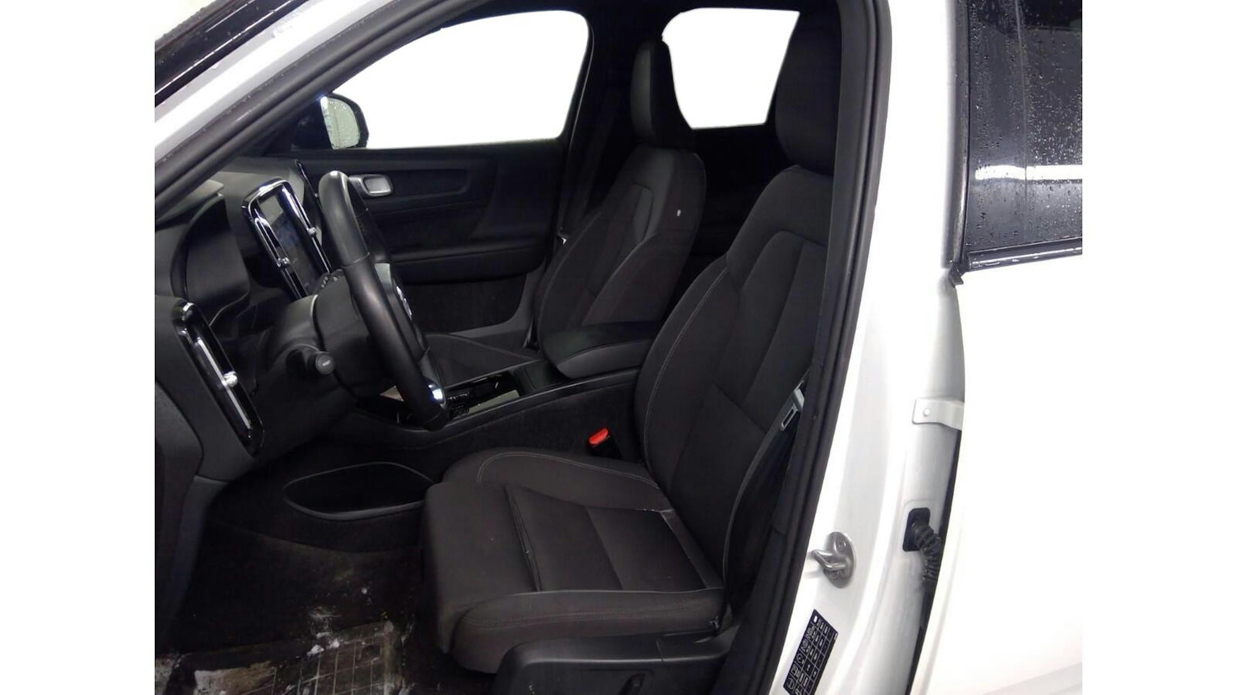 valkoinen Volvo XC40 2023 kuva 4.