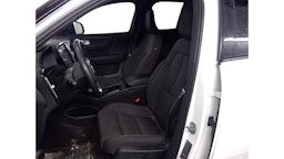 valkoinen Volvo XC40 2023 kuva 4.