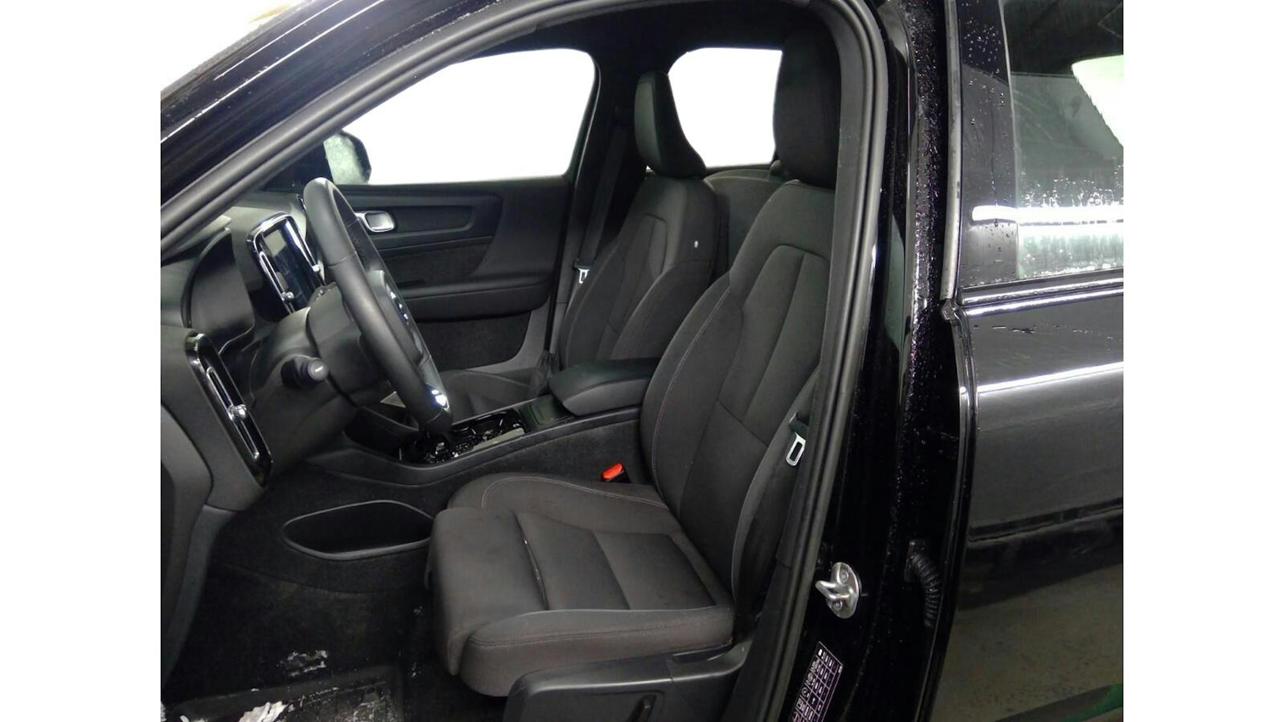 musta Volvo XC40 2023 kuva 4.