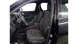 musta Volvo XC40 2023 kuva 4.