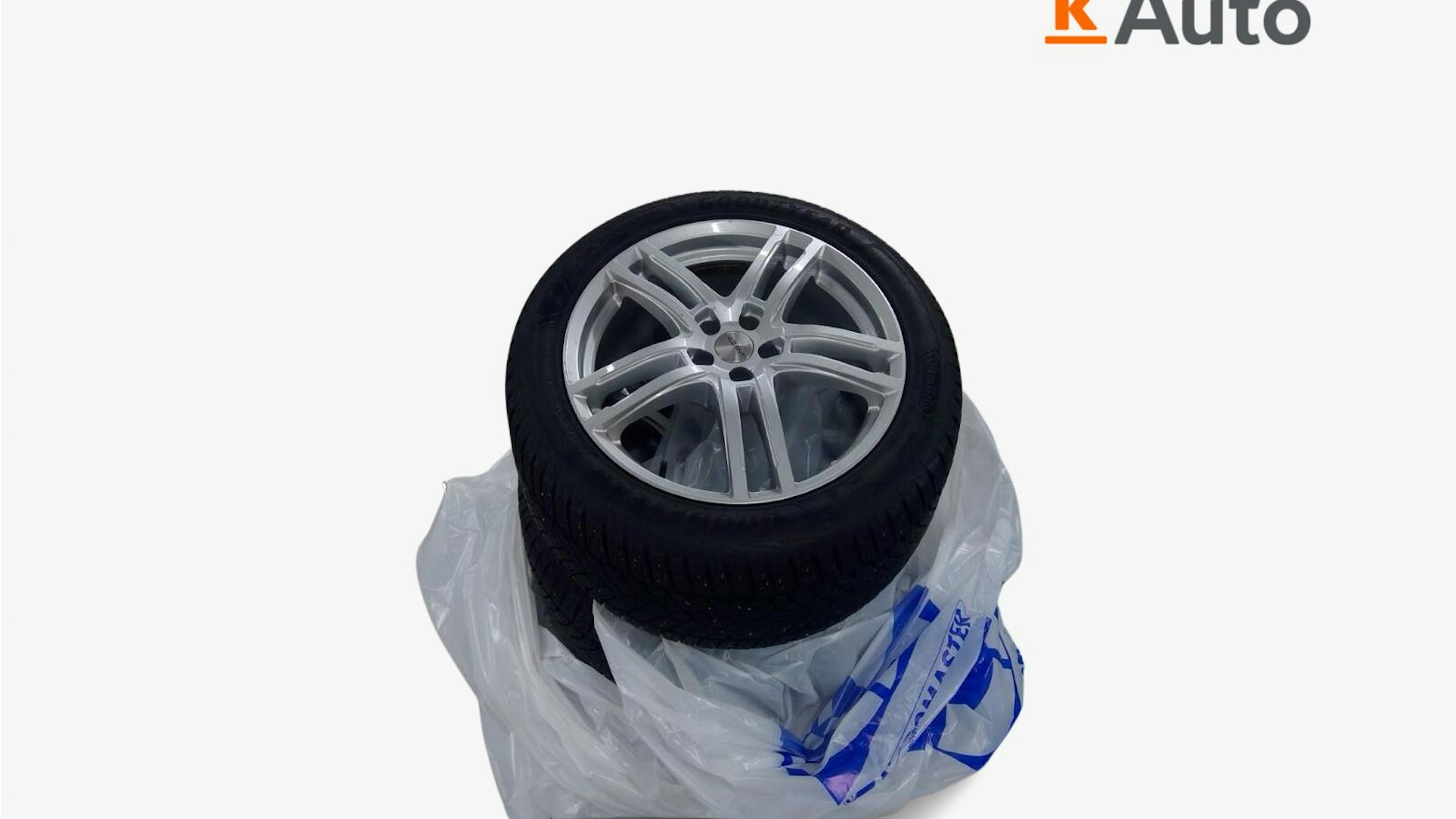 musta Volvo XC40 2023 kuva 6.