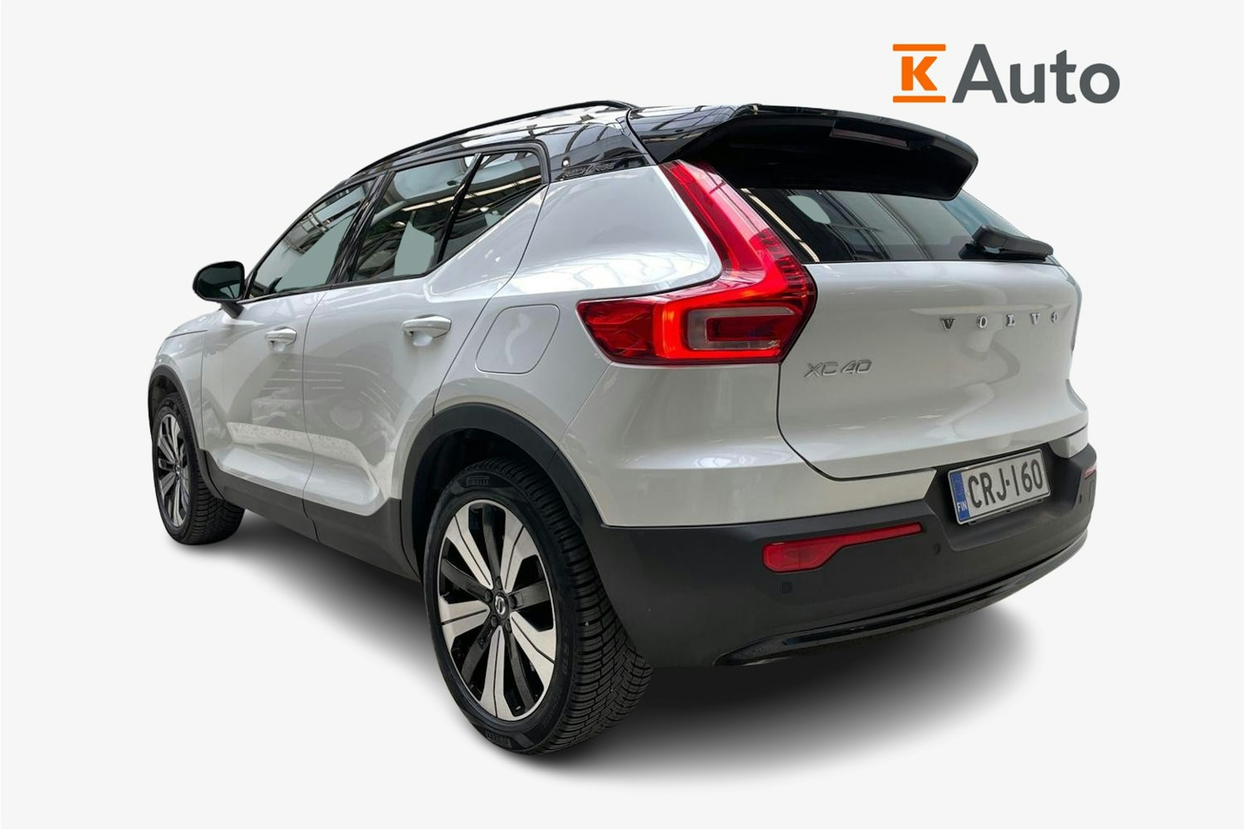 valkoinen Volvo XC40 2023 kuva 2.
