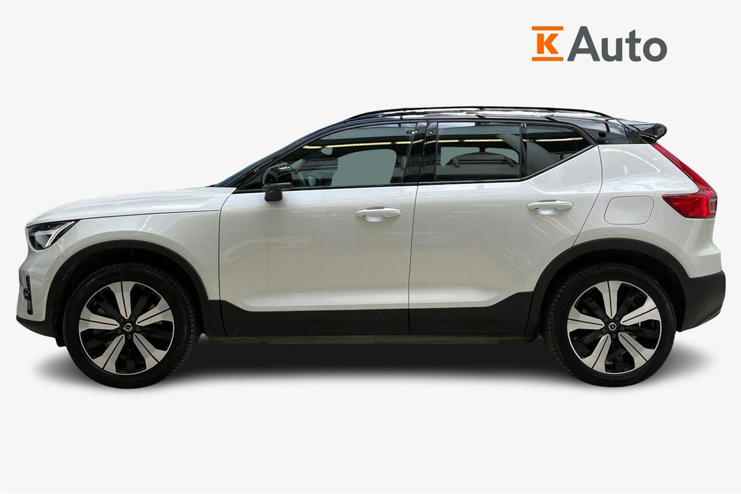 valkoinen Volvo XC40 2023 kuva 6.