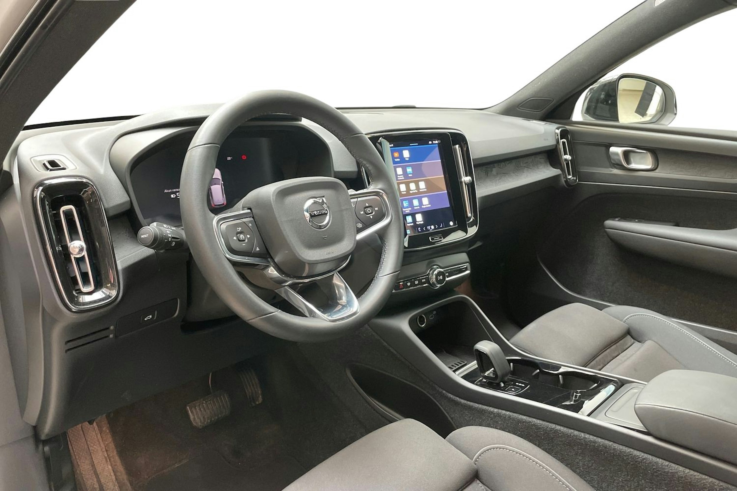valkoinen Volvo XC40 2023 kuva 7.