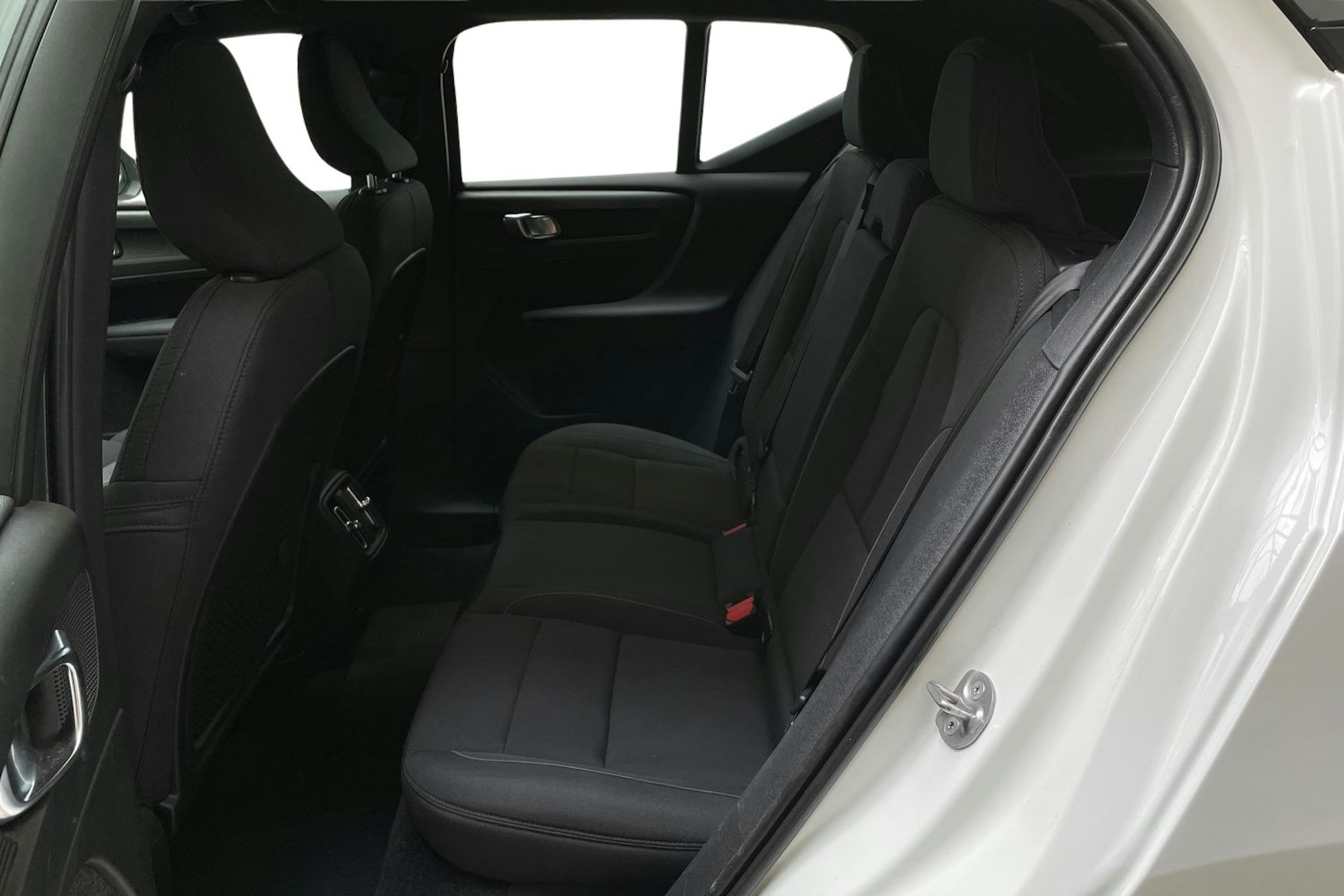 valkoinen Volvo XC40 2023 kuva 10.
