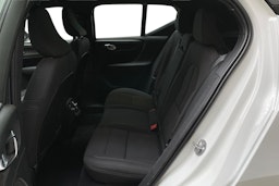 valkoinen Volvo XC40 2023 kuva 10.