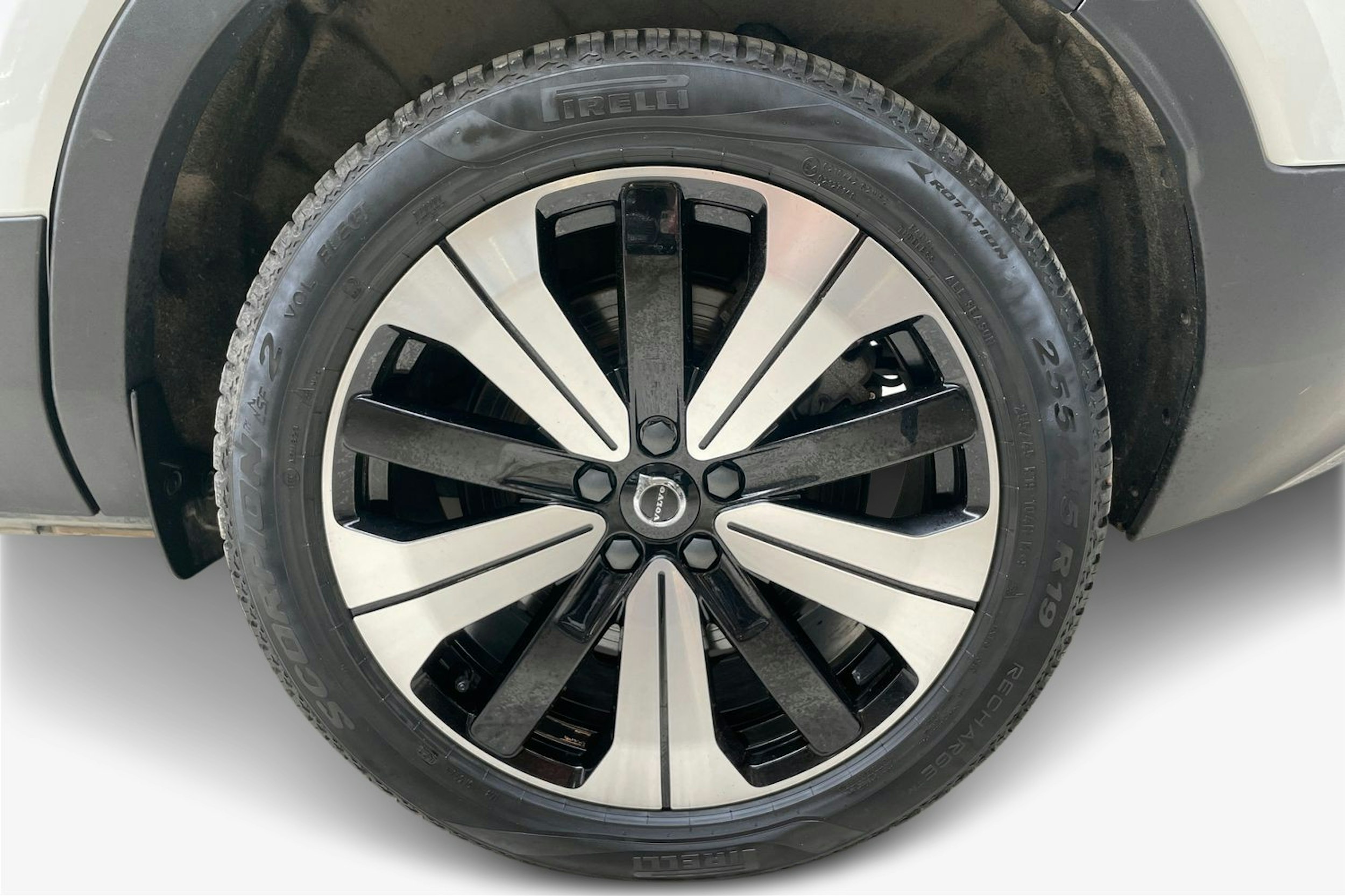 valkoinen Volvo XC40 2023 kuva 11.