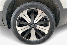 valkoinen Volvo XC40 2023 kuva 11.