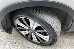valkoinen Volvo XC40 2023 kuva 13.