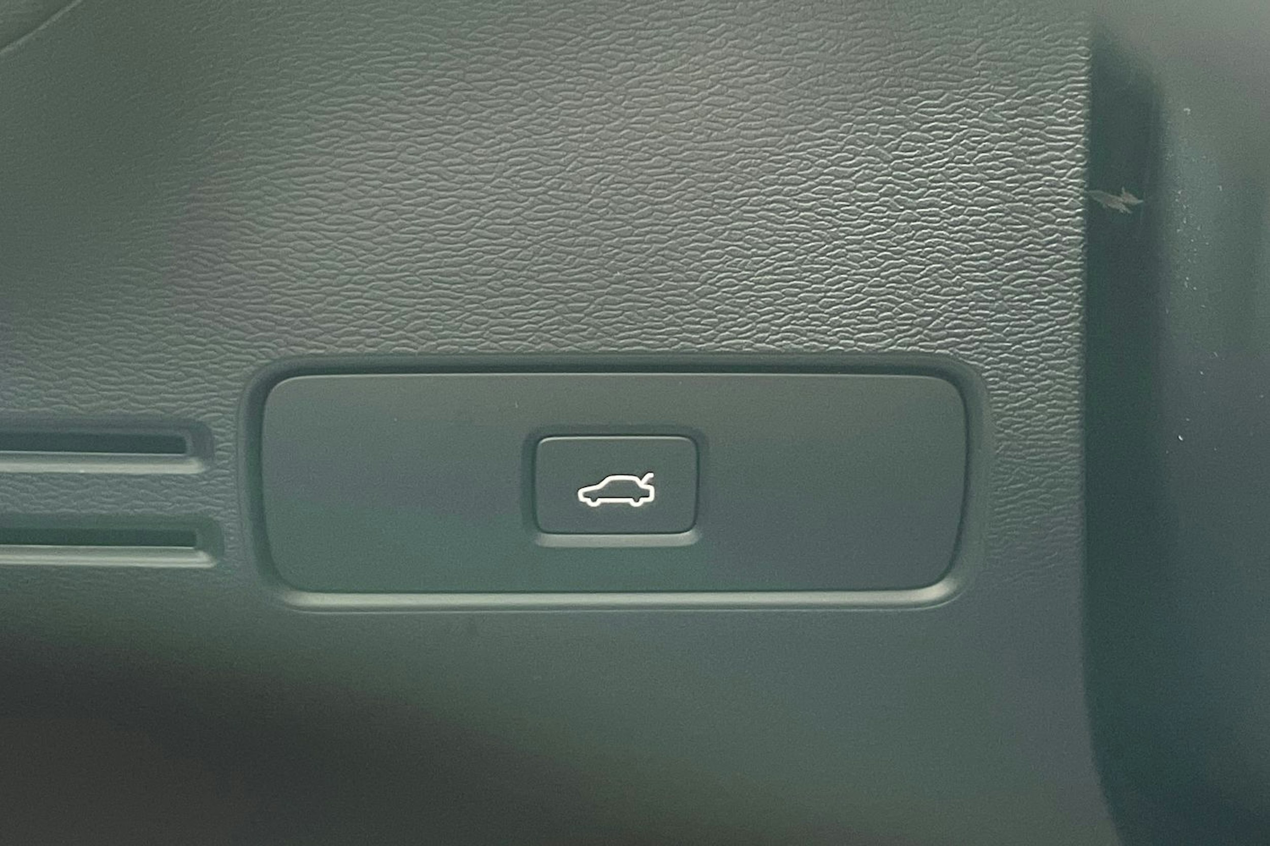 valkoinen Volvo XC40 2023 kuva 17.