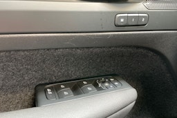 valkoinen Volvo XC40 2023 kuva 18.