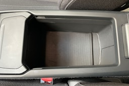 valkoinen Volvo XC40 2023 kuva 26.