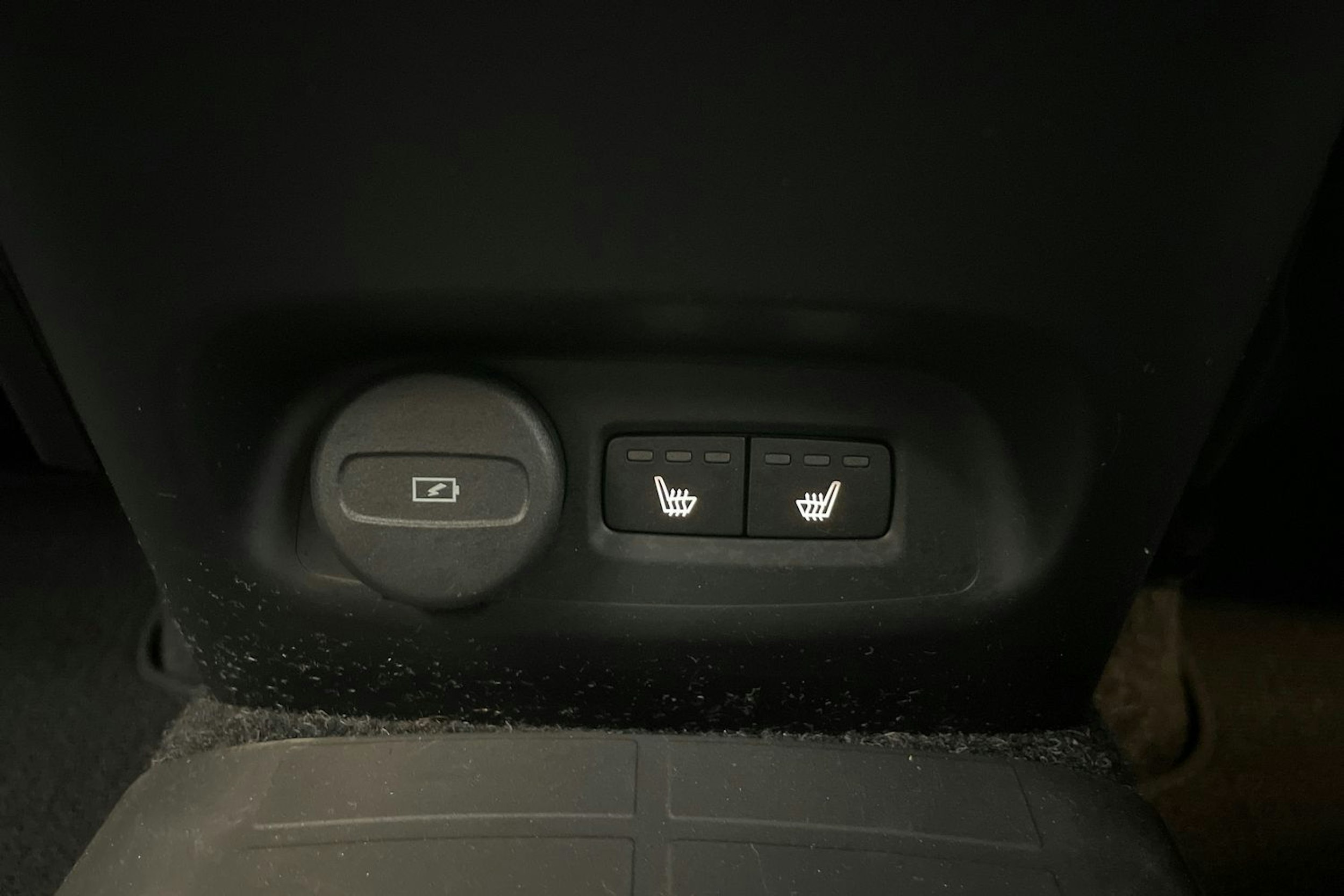 valkoinen Volvo XC40 2023 kuva 27.