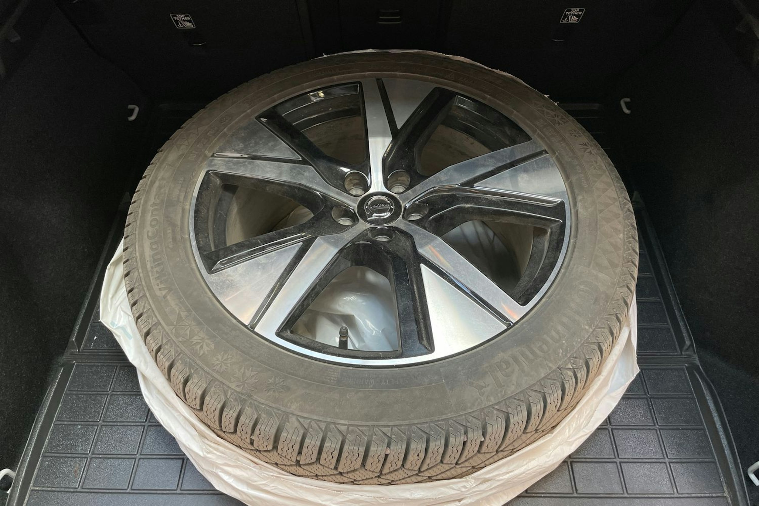 valkoinen Volvo XC40 2023 kuva 28.
