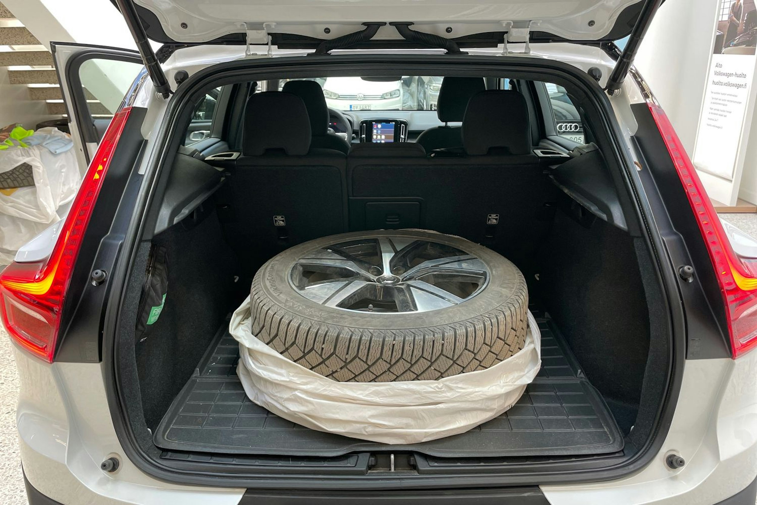 valkoinen Volvo XC40 2023 kuva 29.