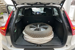 valkoinen Volvo XC40 2023 kuva 29.