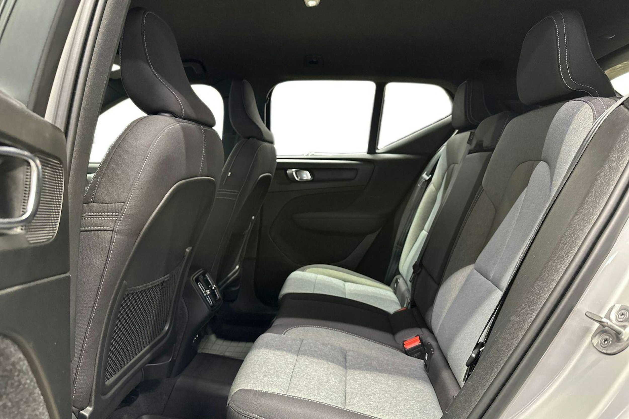 harmaa Volvo XC40 2023 kuva 8.