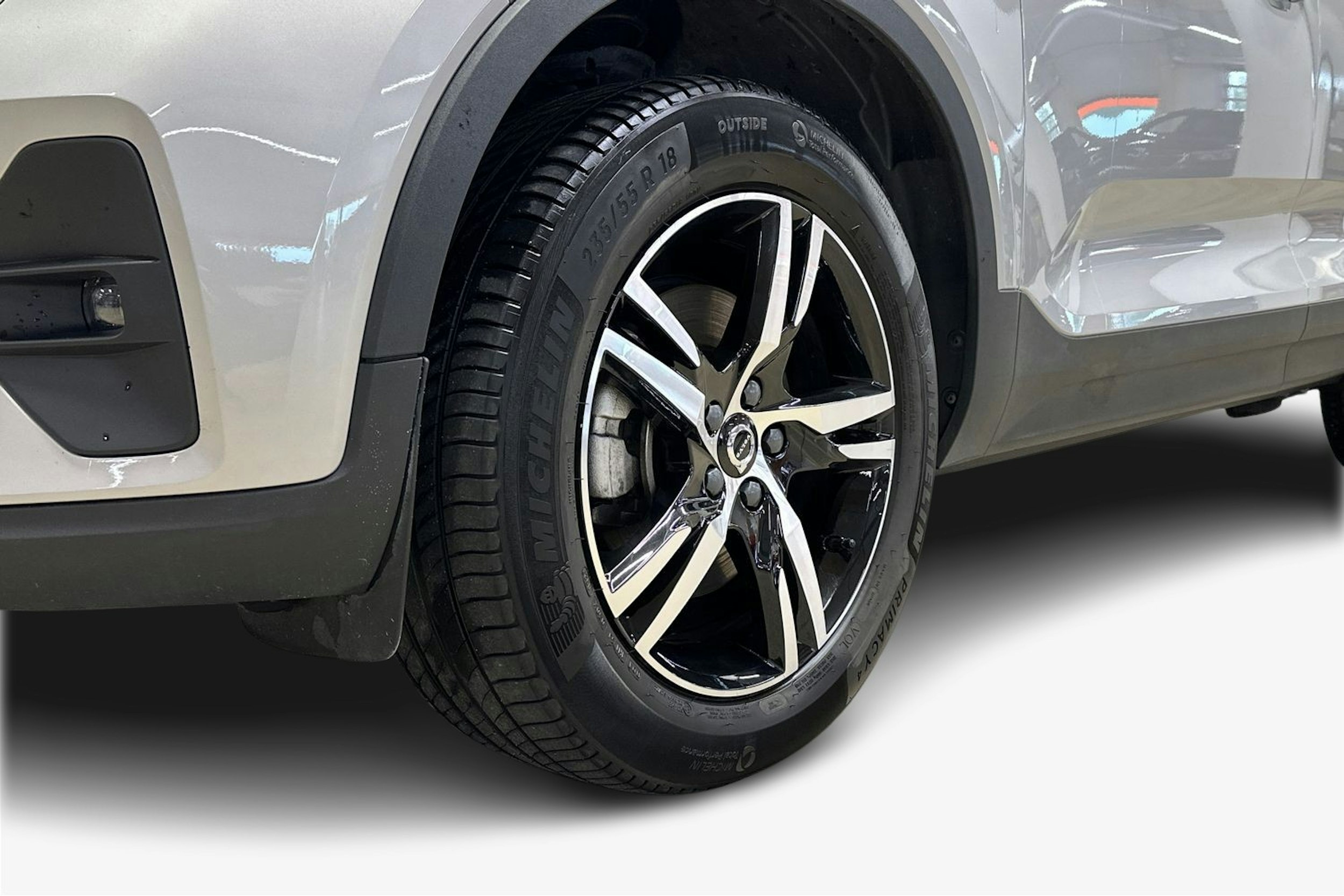harmaa Volvo XC40 2023 kuva 9.