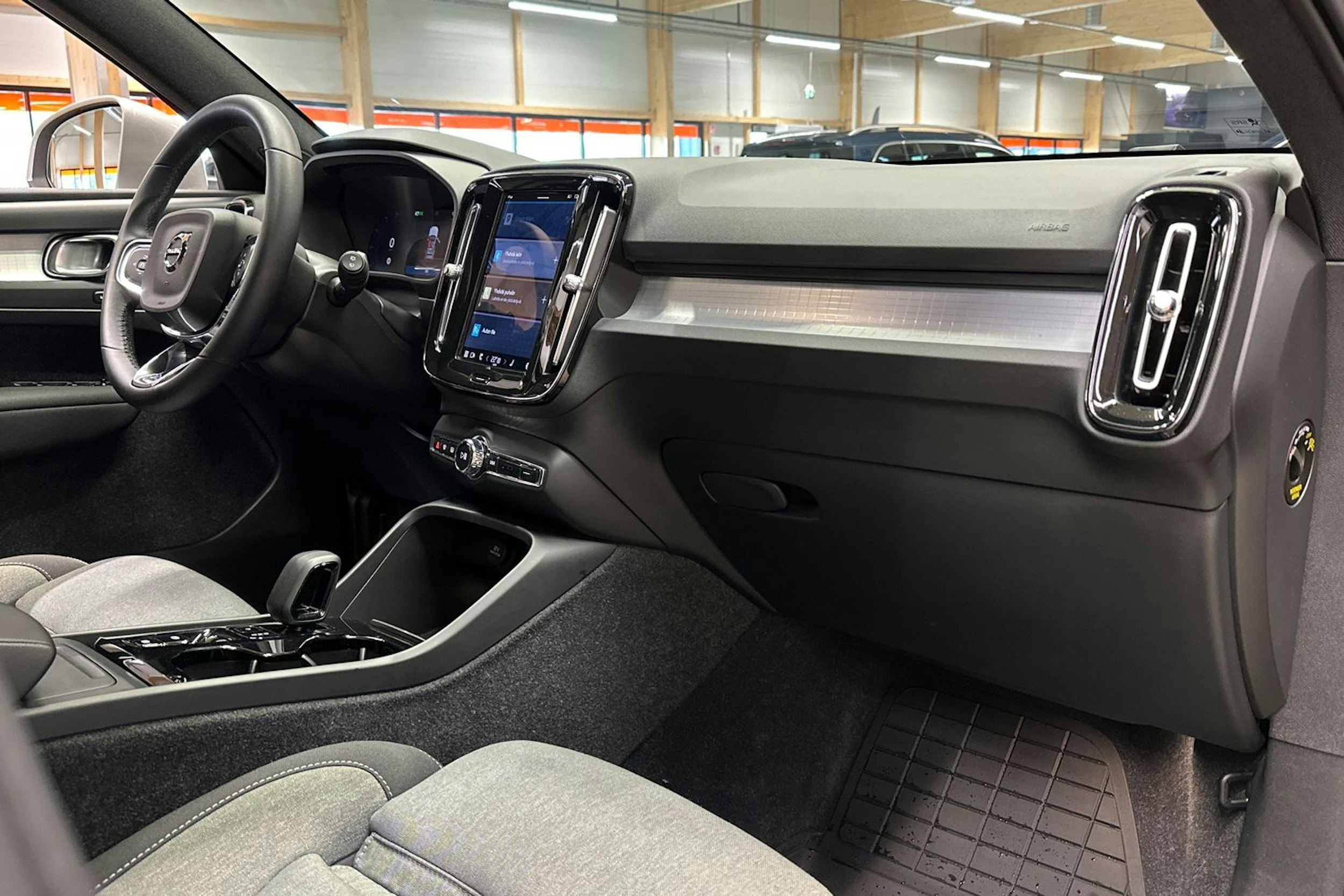 harmaa Volvo XC40 2023 kuva 10.