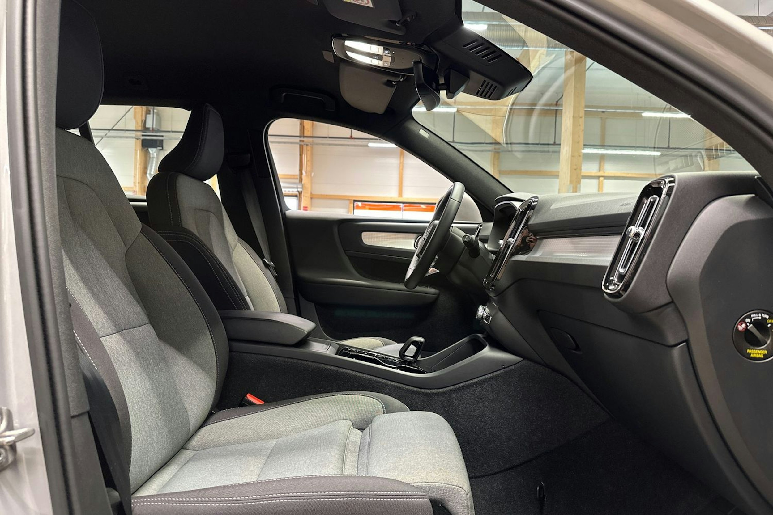 harmaa Volvo XC40 2023 kuva 11.
