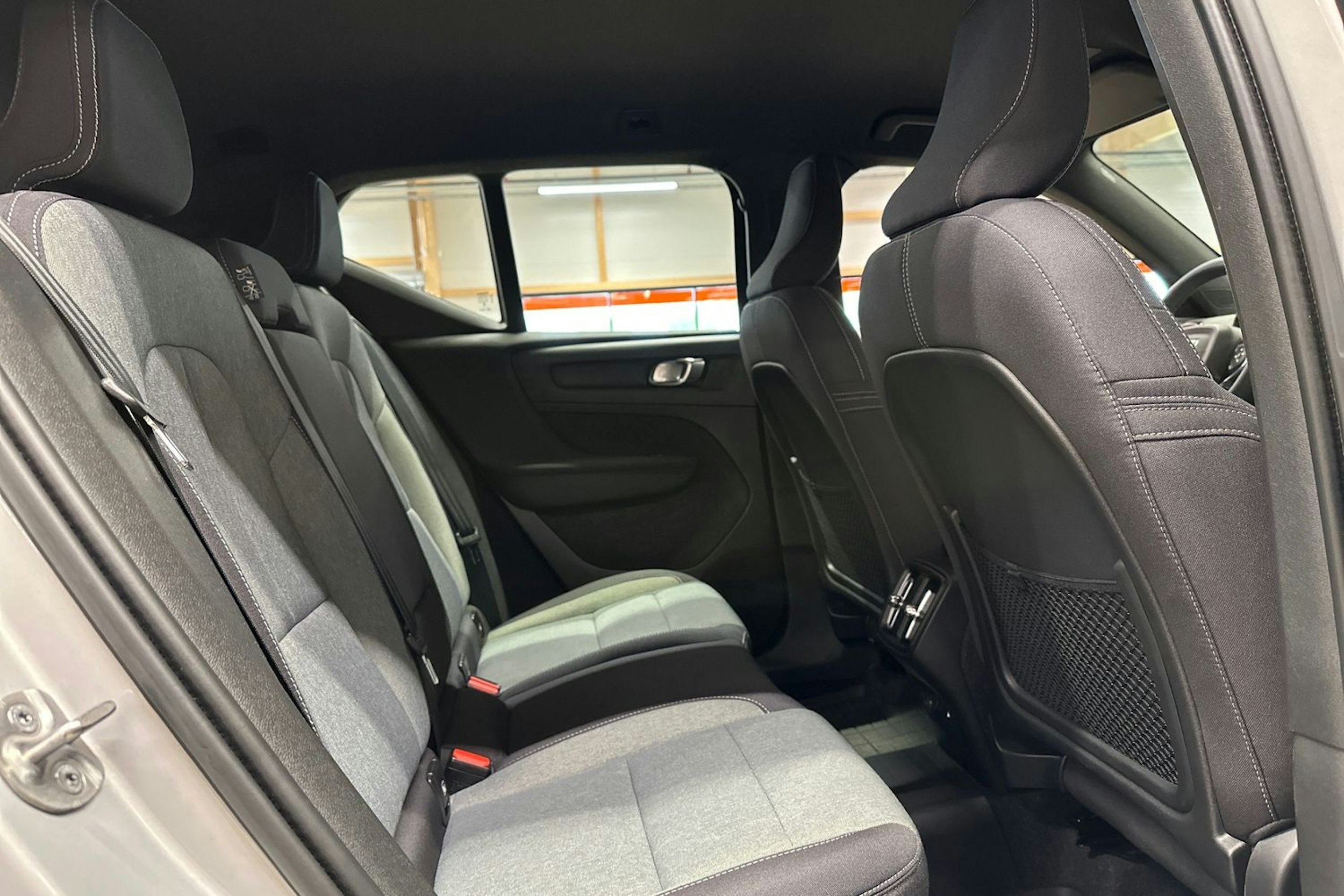 harmaa Volvo XC40 2023 kuva 13.