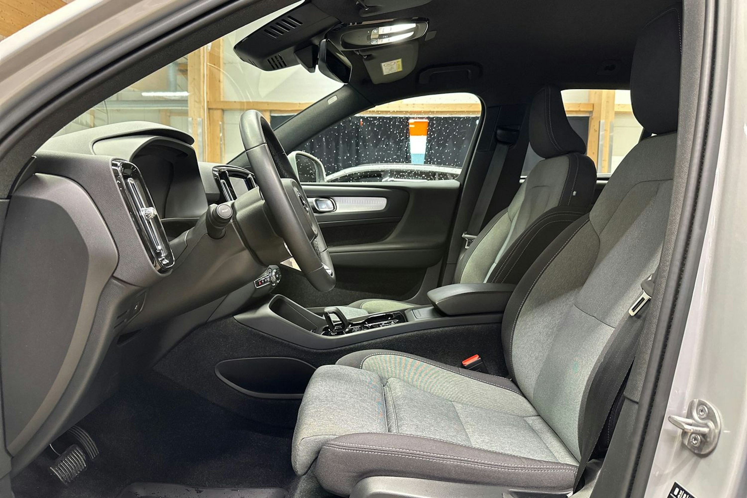 harmaa Volvo XC40 2023 kuva 15.