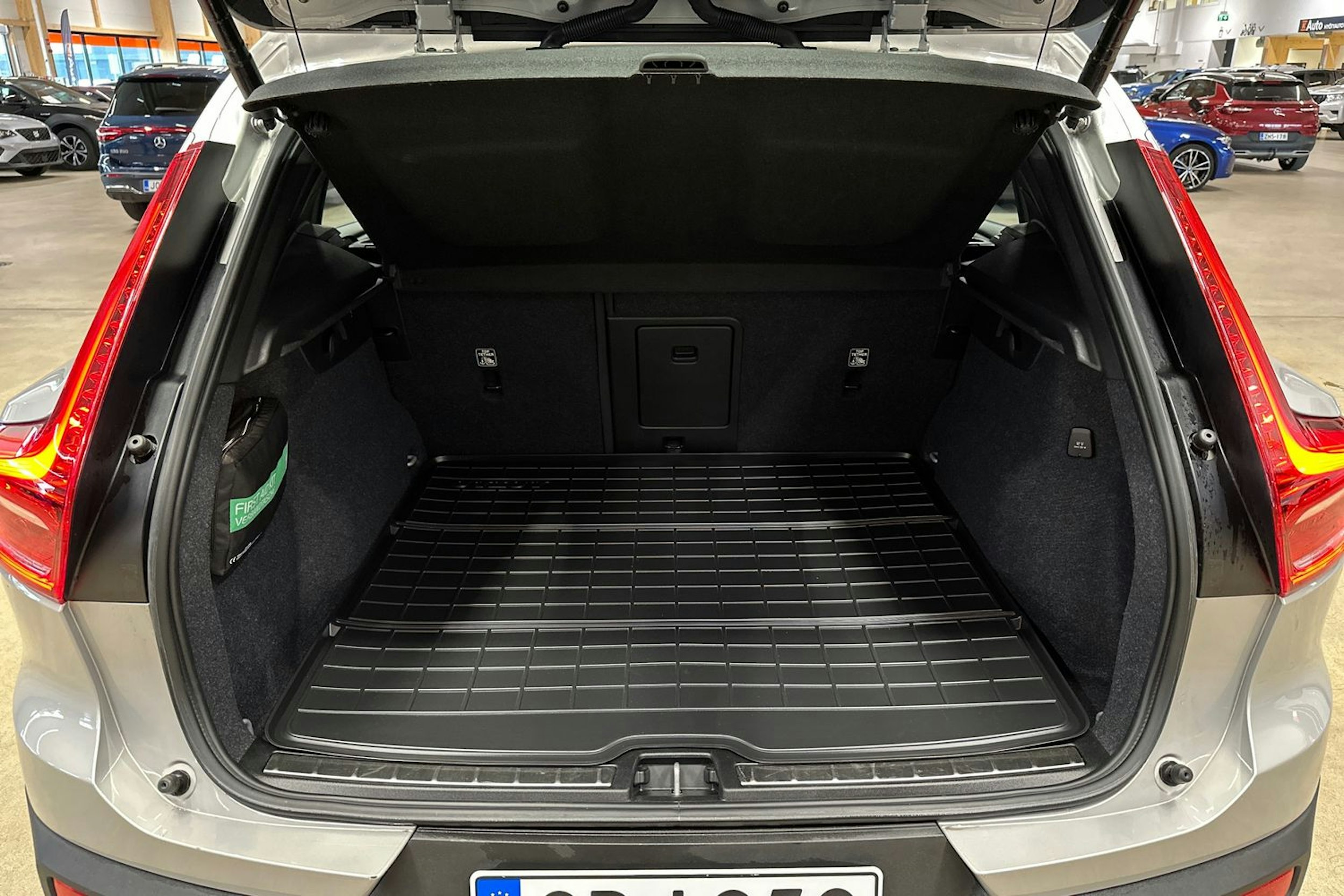 harmaa Volvo XC40 2023 kuva 27.