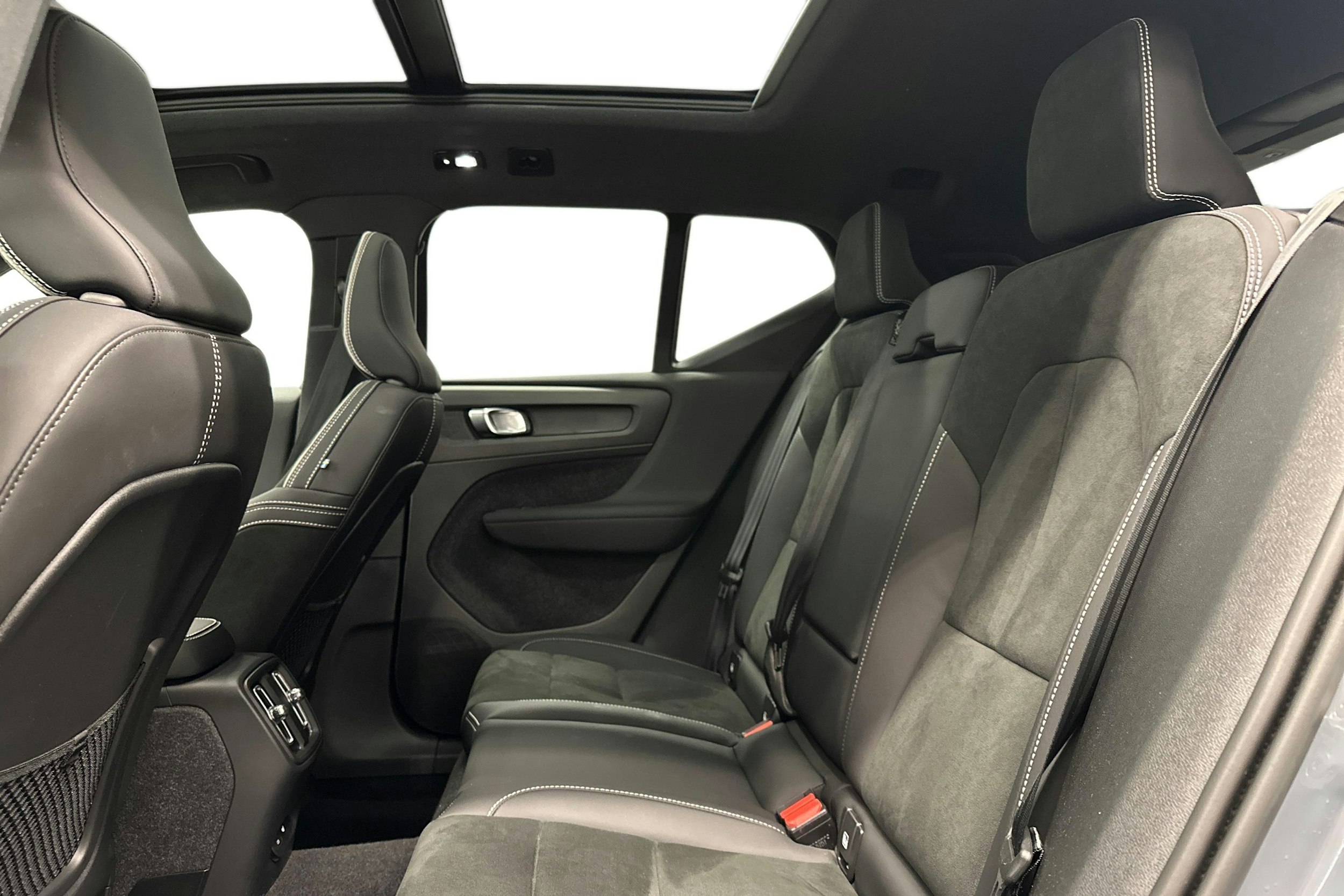 harmaa Volvo XC40 2023 kuva 10.