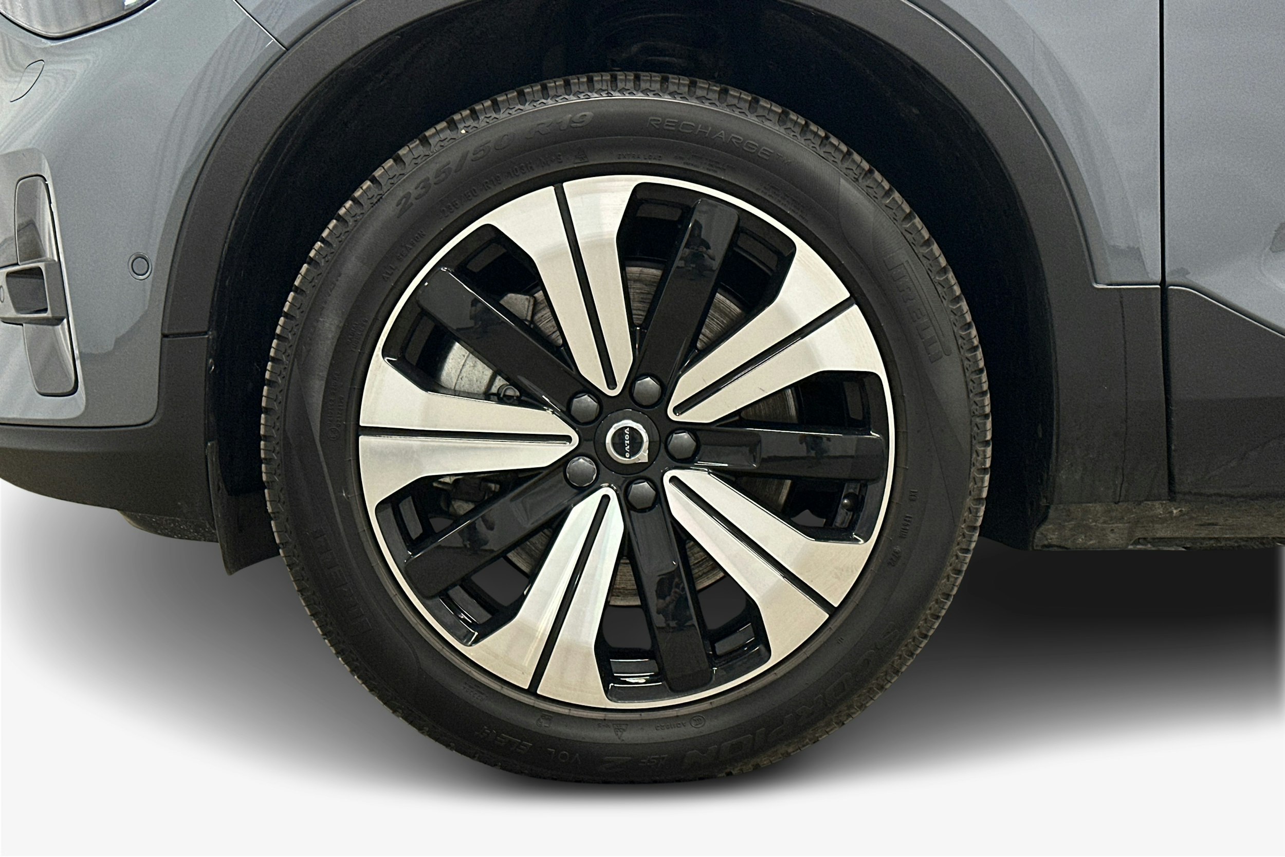 harmaa Volvo XC40 2023 kuva 11.
