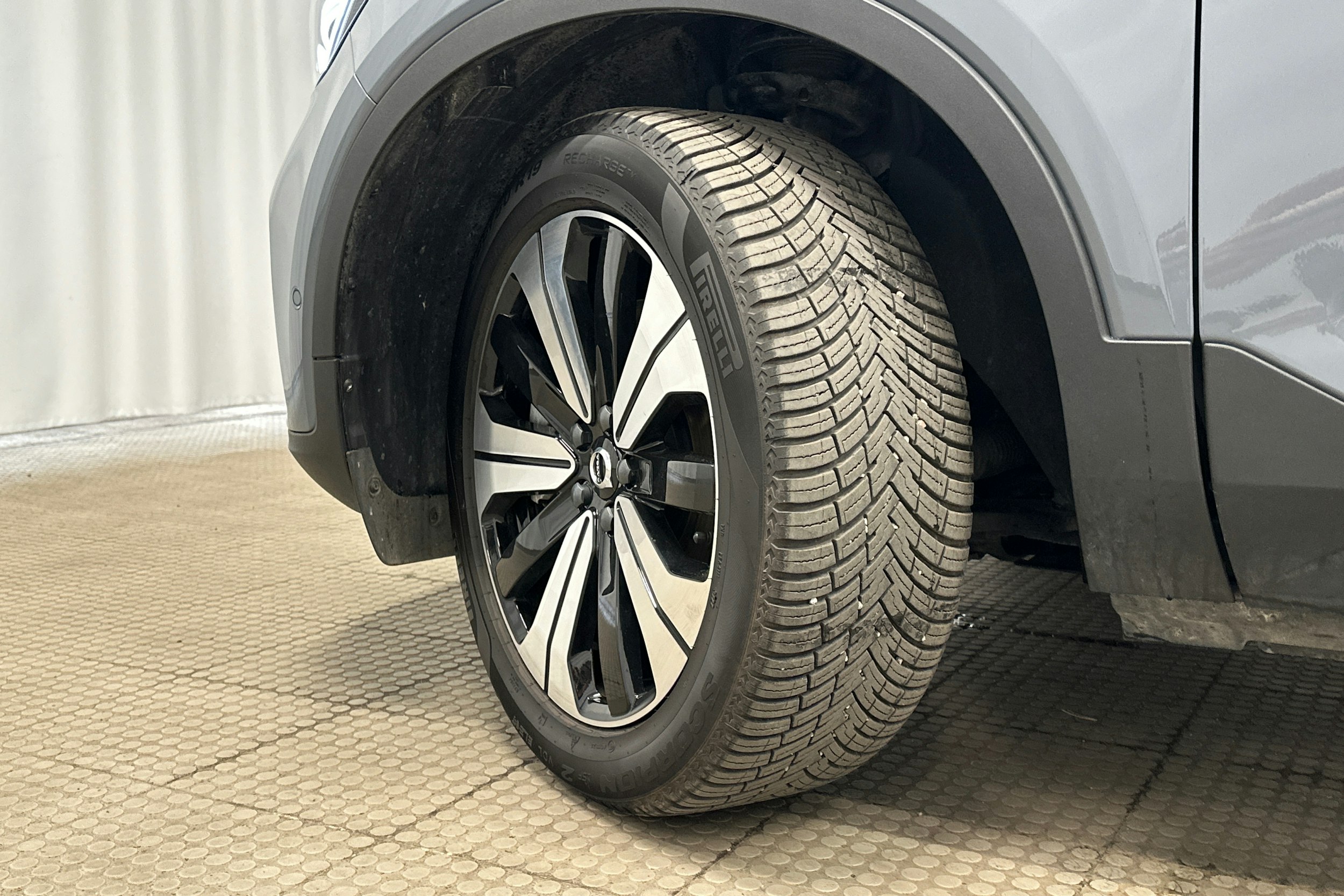 harmaa Volvo XC40 2023 kuva 13.