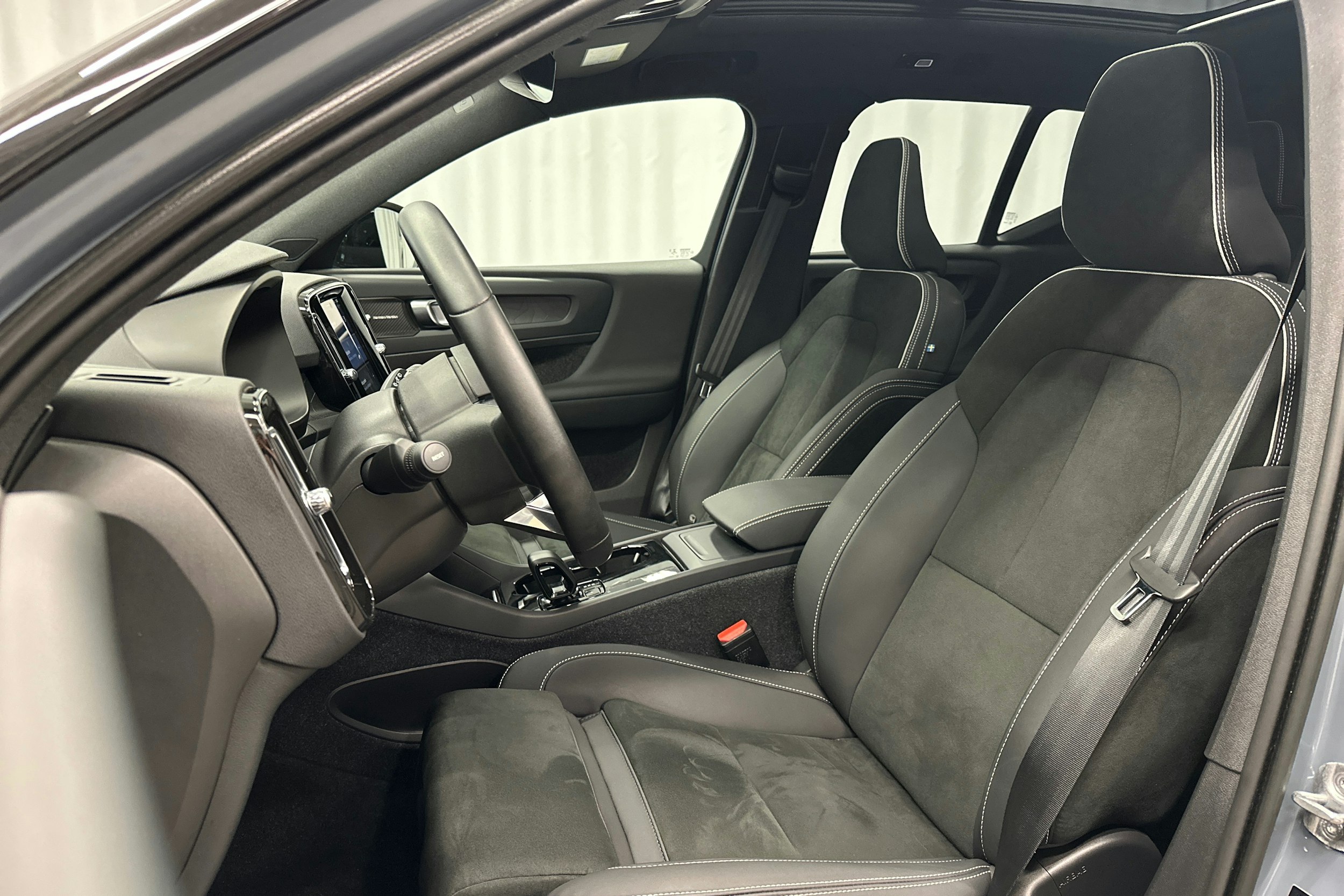 harmaa Volvo XC40 2023 kuva 17.