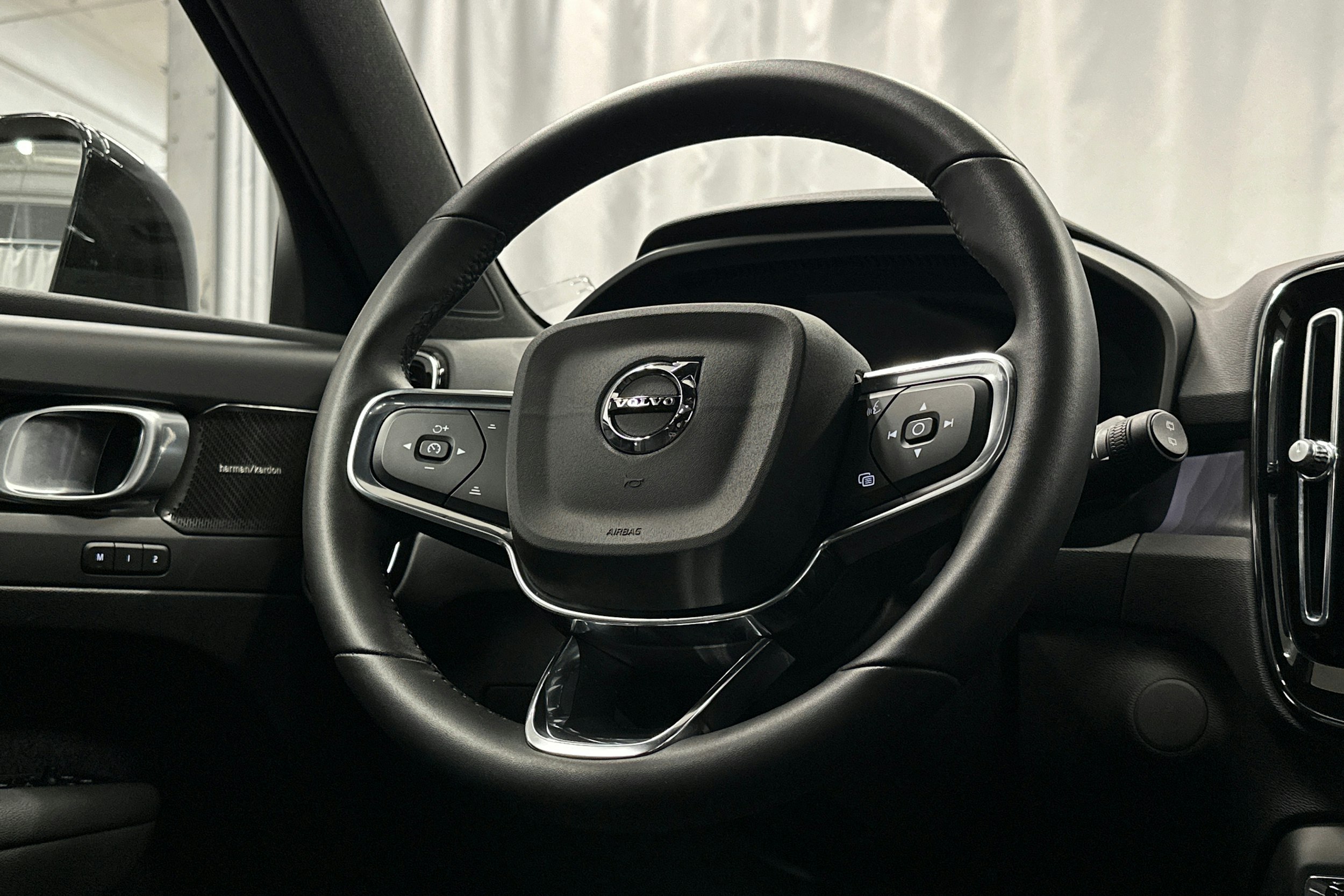 harmaa Volvo XC40 2023 kuva 20.